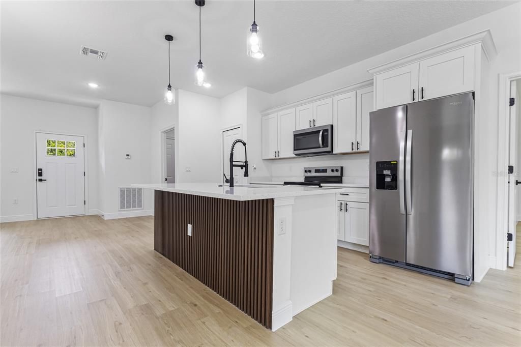 На продажу: $299,900 (4 спален, 2 ванн, 1833 Квадратных фут)