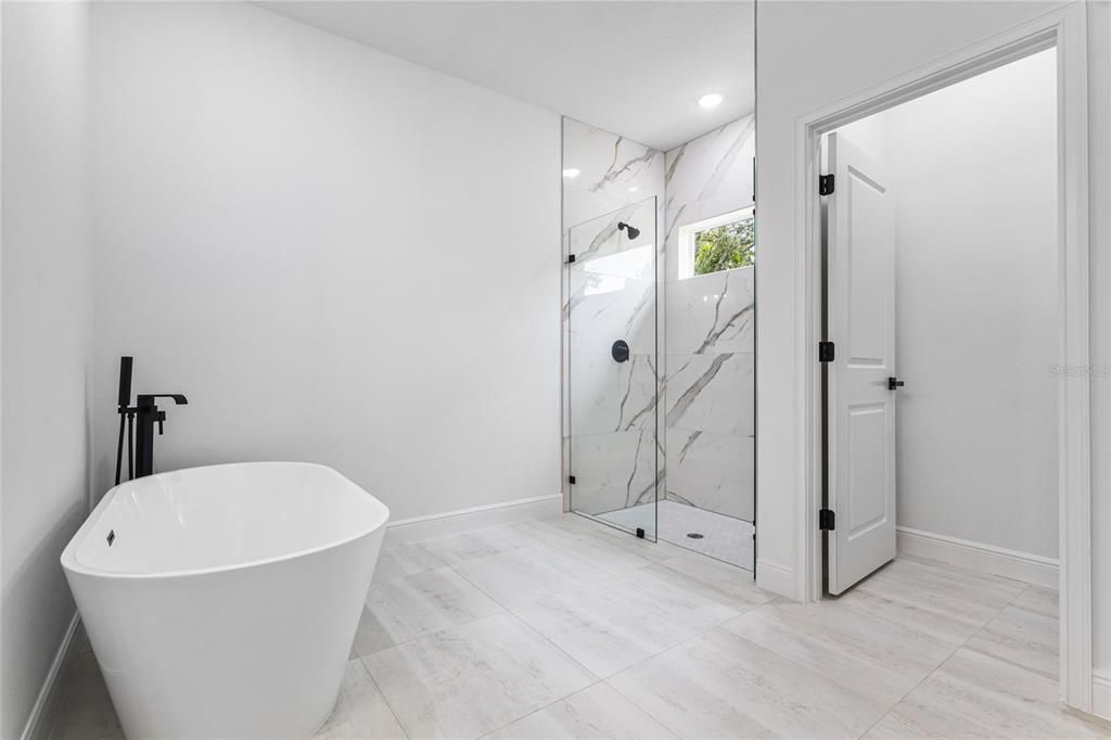 На продажу: $299,900 (4 спален, 2 ванн, 1833 Квадратных фут)