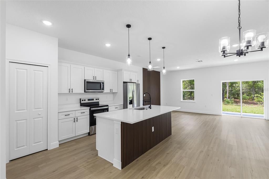 На продажу: $299,900 (4 спален, 2 ванн, 1833 Квадратных фут)