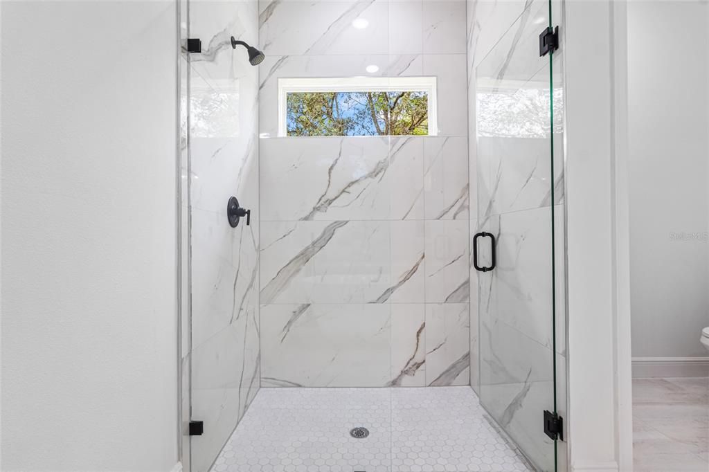 На продажу: $299,900 (4 спален, 2 ванн, 1833 Квадратных фут)