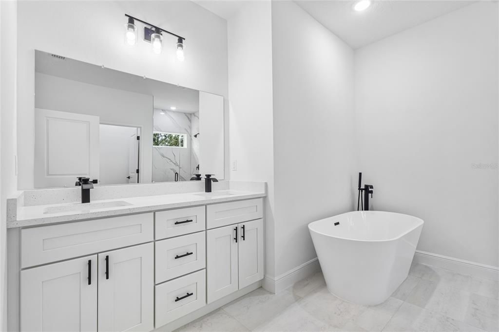 На продажу: $299,900 (4 спален, 2 ванн, 1833 Квадратных фут)