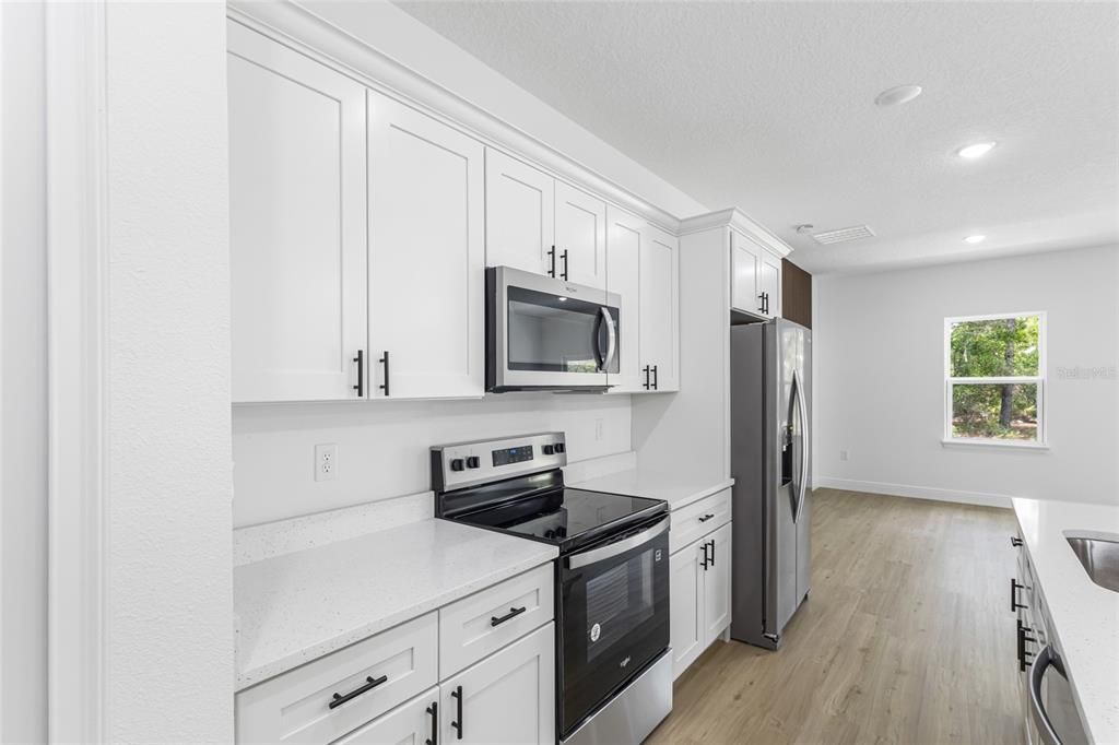 На продажу: $299,900 (4 спален, 2 ванн, 1833 Квадратных фут)