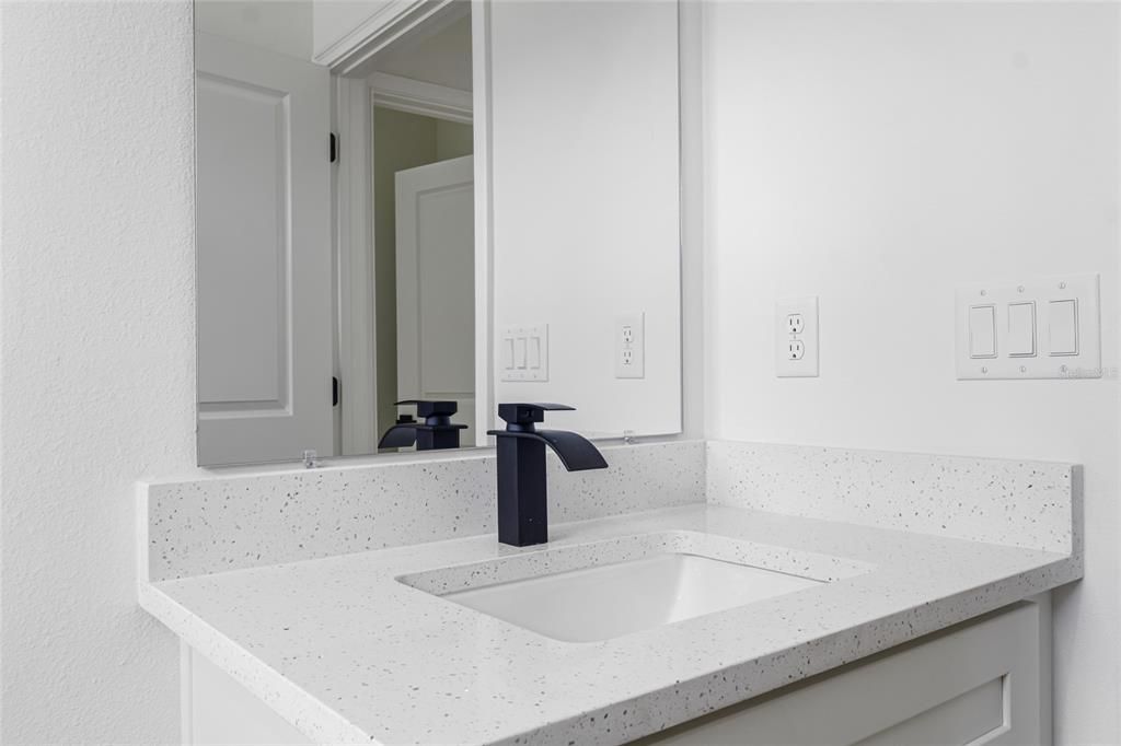 На продажу: $299,900 (4 спален, 2 ванн, 1833 Квадратных фут)