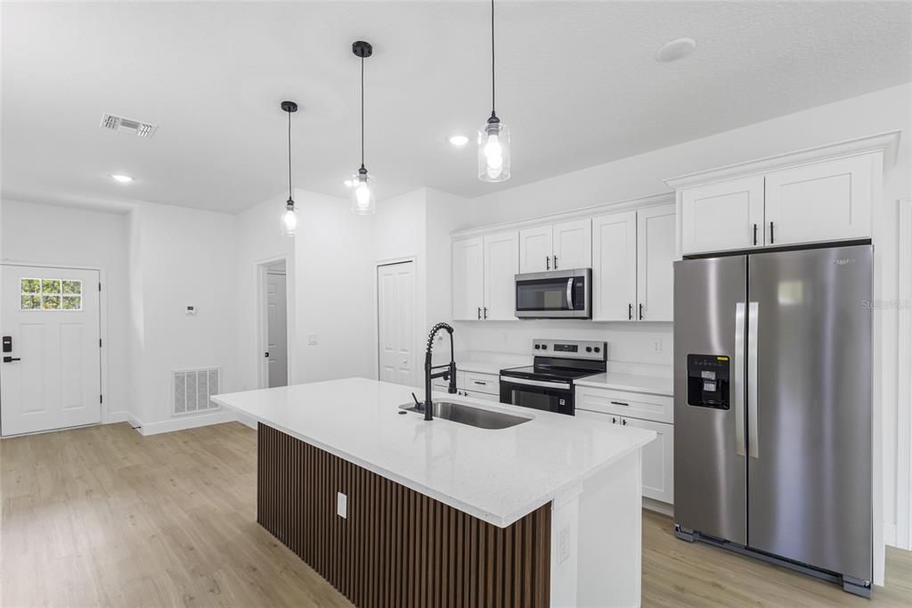 На продажу: $299,900 (4 спален, 2 ванн, 1833 Квадратных фут)