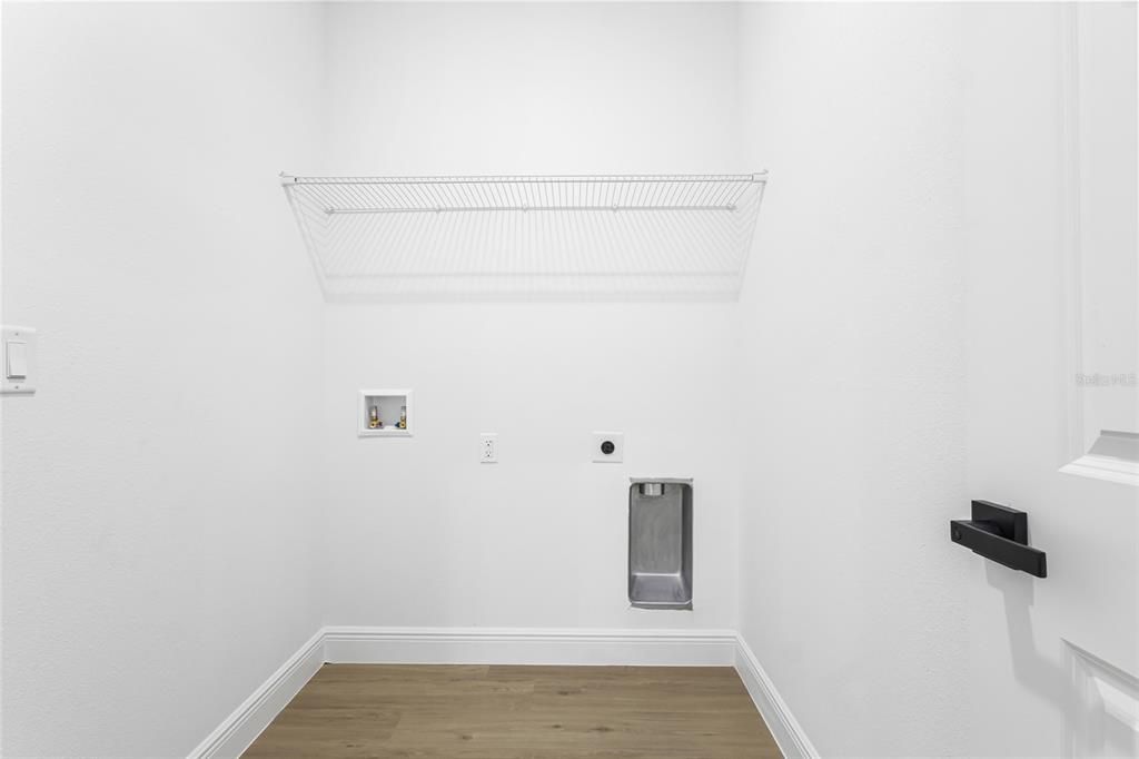 На продажу: $299,900 (4 спален, 2 ванн, 1833 Квадратных фут)