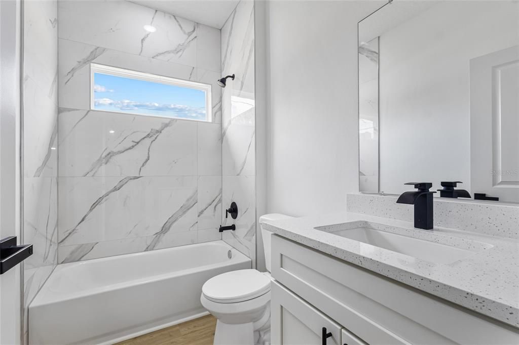 На продажу: $299,900 (4 спален, 2 ванн, 1833 Квадратных фут)