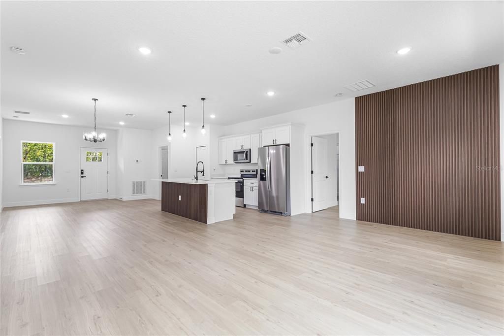 На продажу: $299,900 (4 спален, 2 ванн, 1833 Квадратных фут)