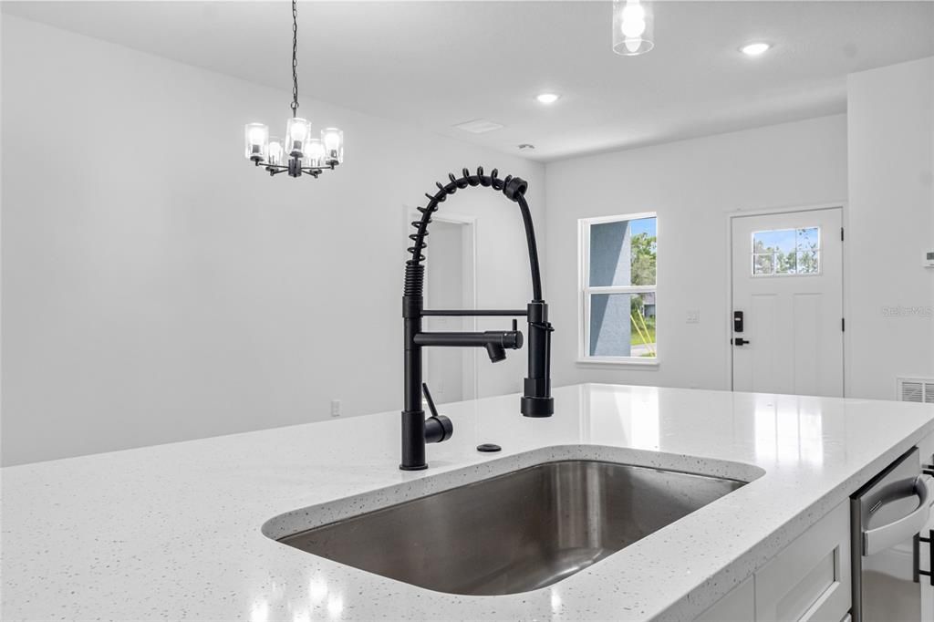 На продажу: $299,900 (4 спален, 2 ванн, 1833 Квадратных фут)