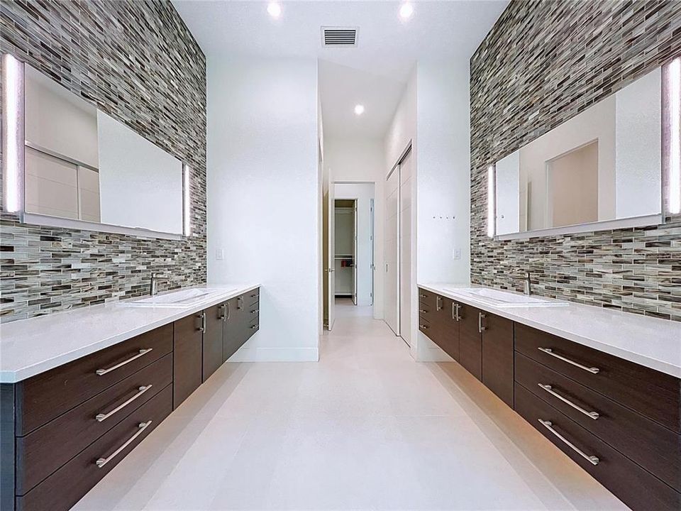 В аренду: $20,000 (5 спален, 4 ванн, 4000 Квадратных фут)