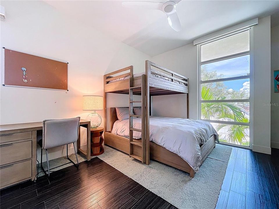 В аренду: $20,000 (5 спален, 4 ванн, 4000 Квадратных фут)