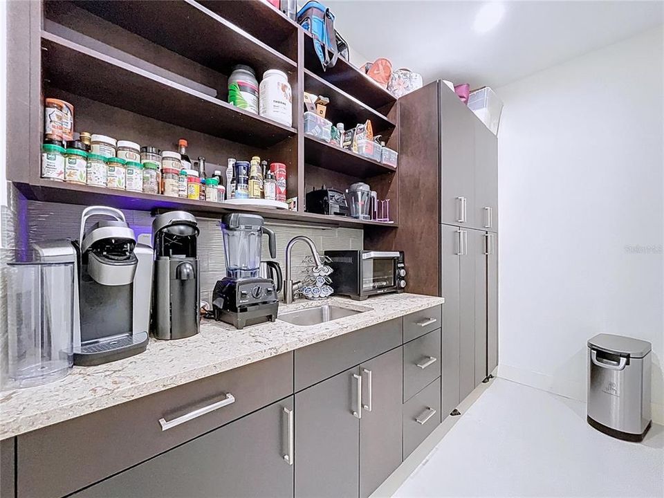 В аренду: $20,000 (5 спален, 4 ванн, 4000 Квадратных фут)