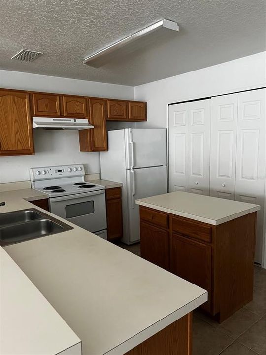 For Sale: $159,900 (2 beds, 2 baths, 1034 Square Feet)