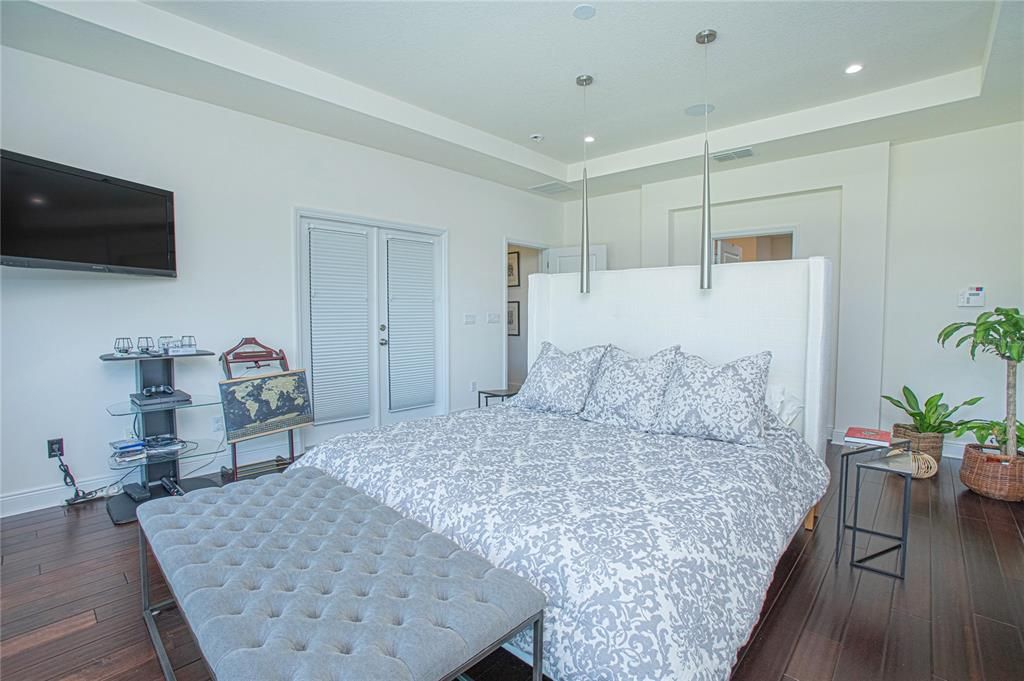 Active With Contract: $2,500,000 (5 beds, 5 baths, 5536 Square Feet)