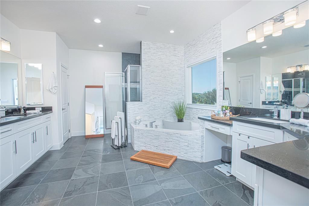 Active With Contract: $2,500,000 (5 beds, 5 baths, 5536 Square Feet)