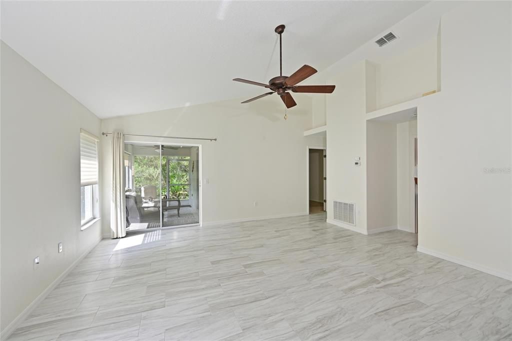 En Venta: $399,000 (2 camas, 2 baños, 1638 Pies cuadrados)