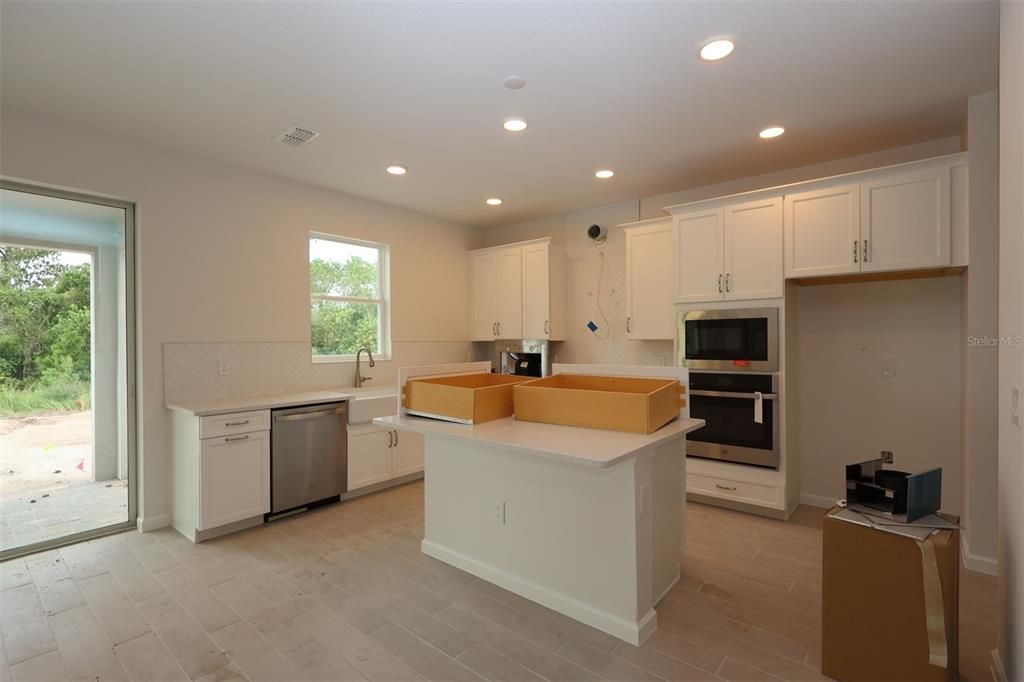 Activo con contrato: $709,990 (5 camas, 4 baños, 3148 Pies cuadrados)