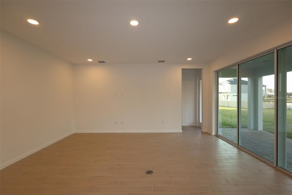 Activo con contrato: $709,990 (5 camas, 4 baños, 3148 Pies cuadrados)