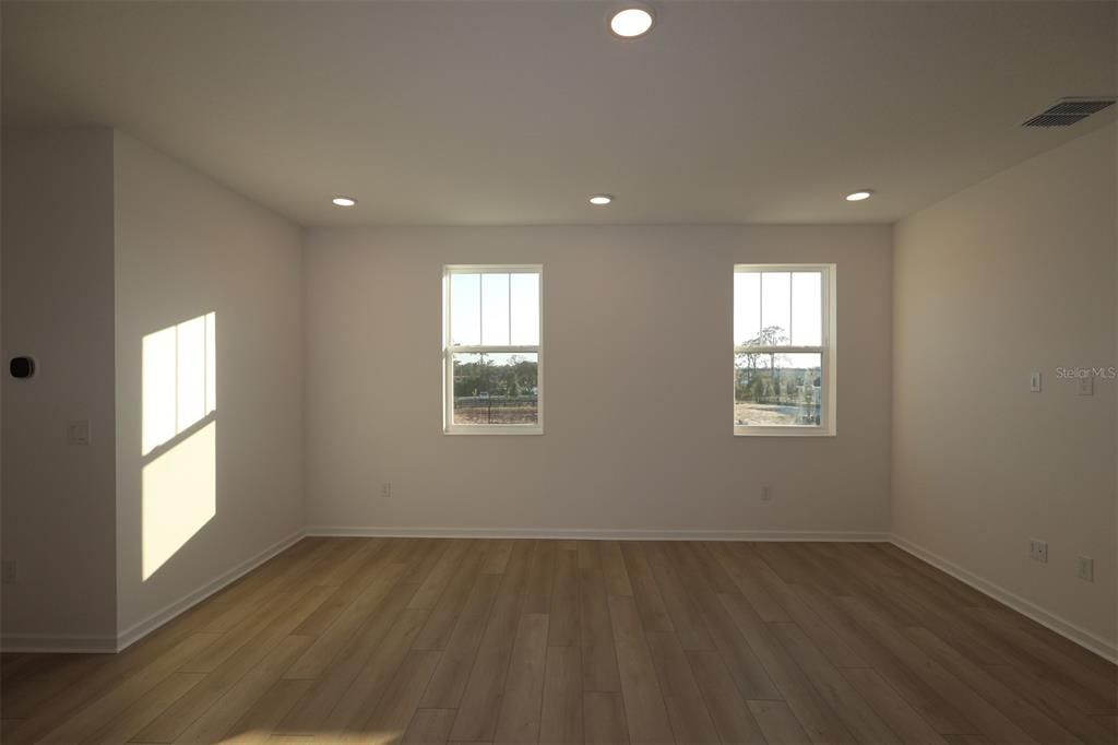 Activo con contrato: $709,990 (5 camas, 4 baños, 3148 Pies cuadrados)