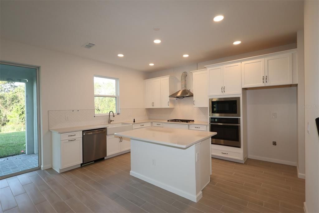 Activo con contrato: $709,990 (5 camas, 4 baños, 3148 Pies cuadrados)