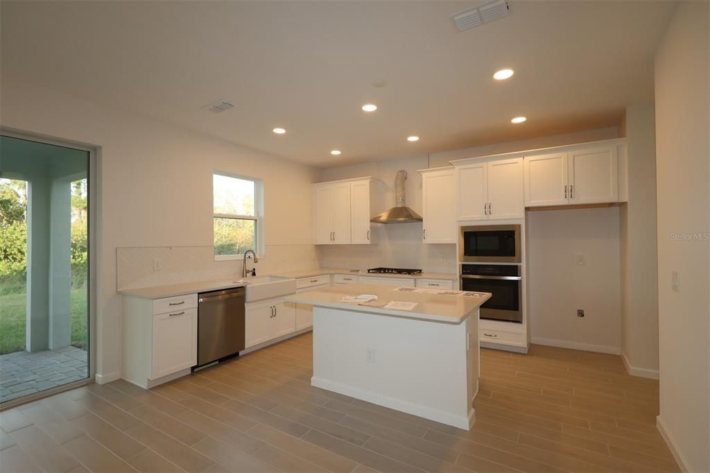 Activo con contrato: $709,990 (5 camas, 4 baños, 3148 Pies cuadrados)