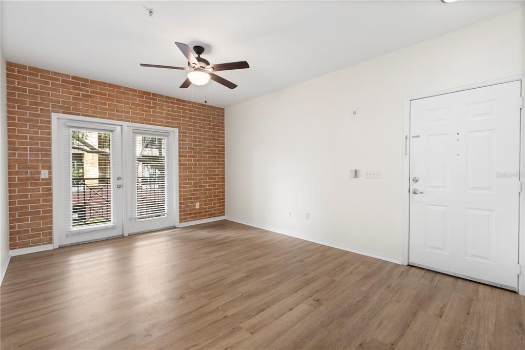 Под контрактом: $155,000 (1 спален, 1 ванн, 598 Квадратных фут)