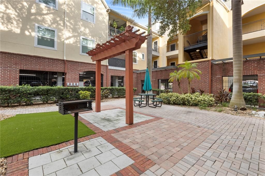 Под контрактом: $155,000 (1 спален, 1 ванн, 598 Квадратных фут)