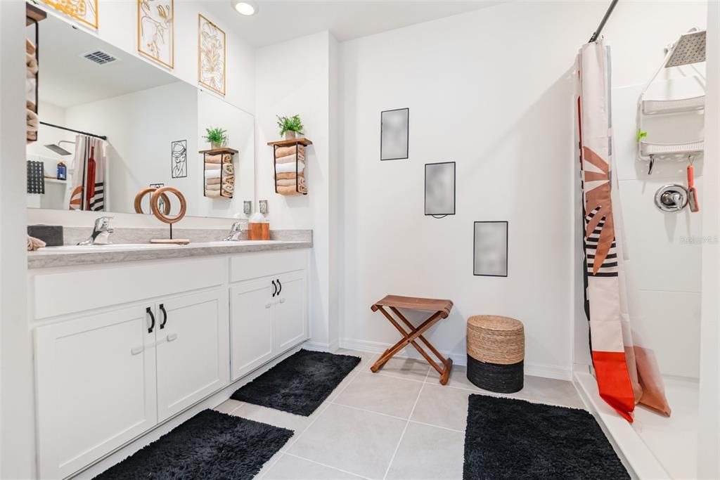 На продажу: $377,990 (5 спален, 3 ванн, 2447 Квадратных фут)