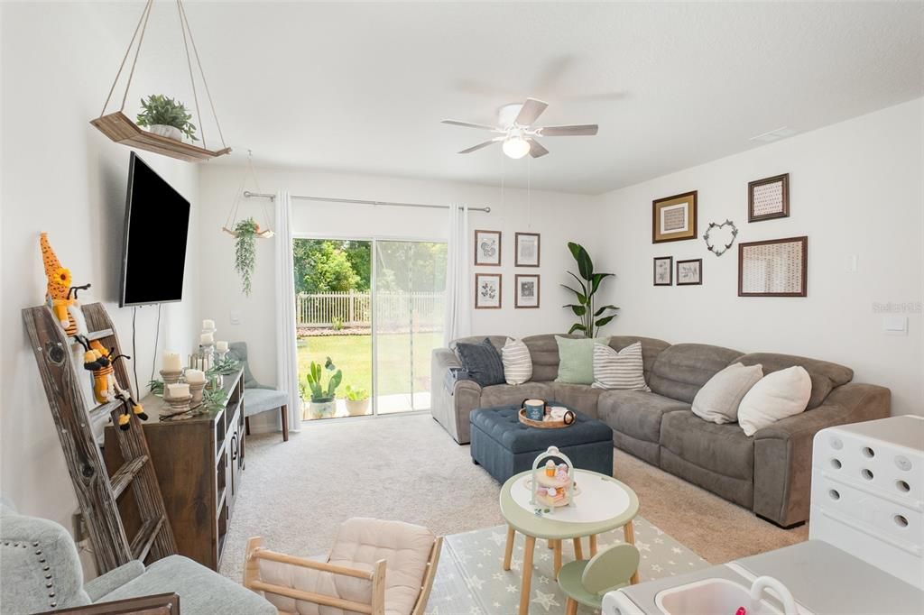 На продажу: $377,990 (5 спален, 3 ванн, 2447 Квадратных фут)