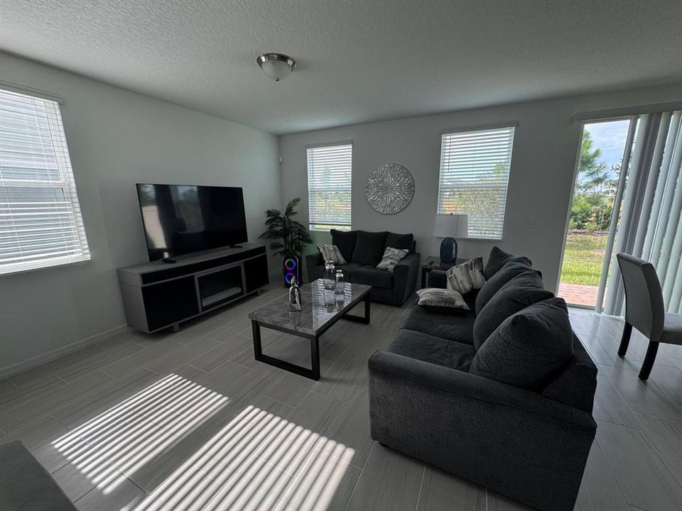 Active With Contract: $2,350 (3 beds, 2 baths, 1561 Square Feet)