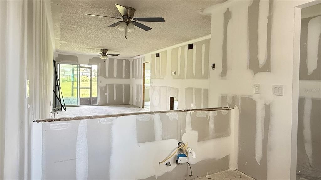 На продажу: $99,900 (2 спален, 2 ванн, 876 Квадратных фут)