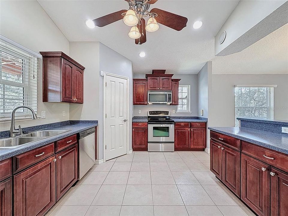 待售: $625,000 (3 贝兹, 2 浴室, 1639 平方英尺)