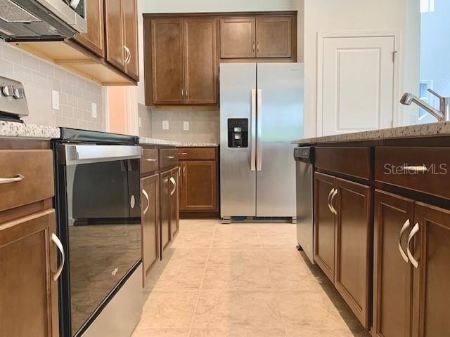 合同活跃: $2,550 (4 贝兹, 3 浴室, 2236 平方英尺)