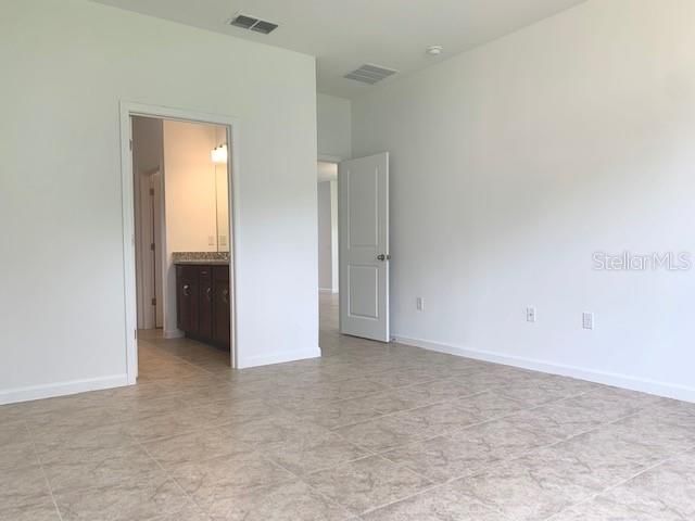 合同活跃: $2,550 (4 贝兹, 3 浴室, 2236 平方英尺)