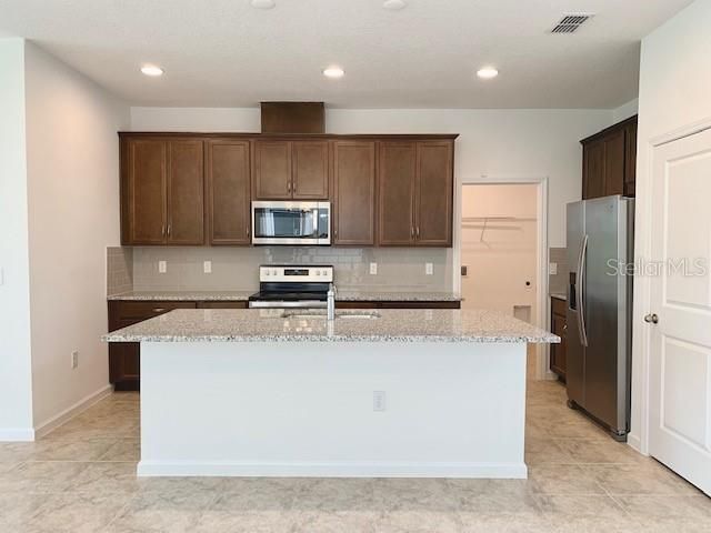 合同活跃: $2,550 (4 贝兹, 3 浴室, 2236 平方英尺)