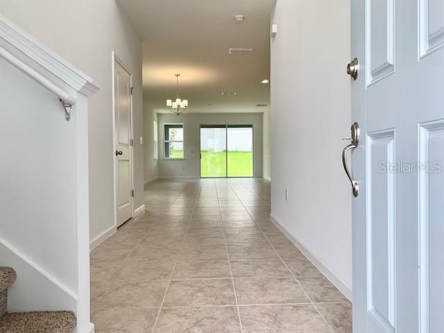 合同活跃: $2,550 (4 贝兹, 3 浴室, 2236 平方英尺)