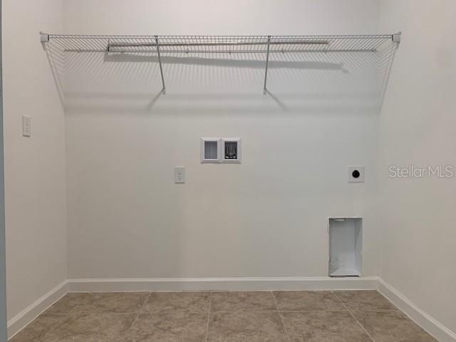 合同活跃: $2,550 (4 贝兹, 3 浴室, 2236 平方英尺)