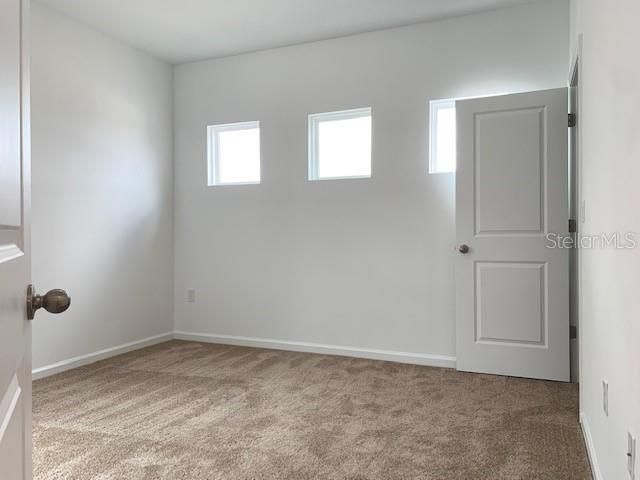 合同活跃: $2,550 (4 贝兹, 3 浴室, 2236 平方英尺)