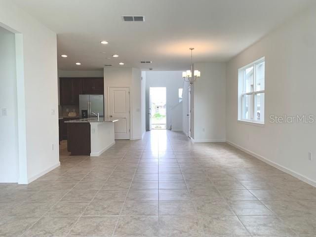 合同活跃: $2,550 (4 贝兹, 3 浴室, 2236 平方英尺)