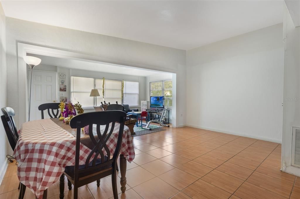 На продажу: $152,000 (3 спален, 2 ванн, 1477 Квадратных фут)