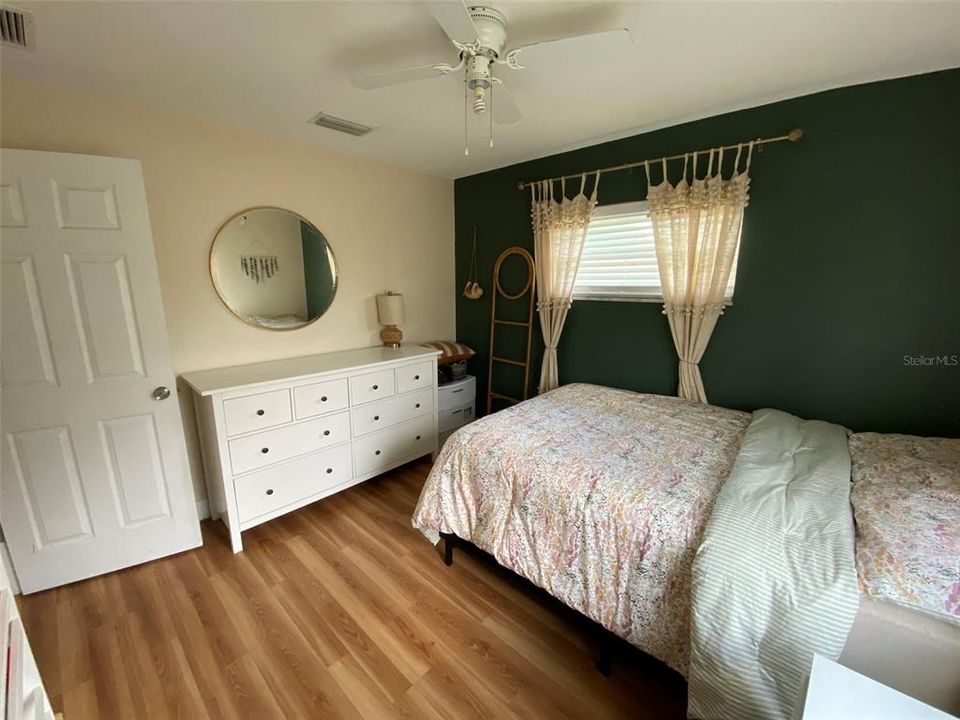 合同活跃: $439,000 (3 贝兹, 2 浴室, 1559 平方英尺)