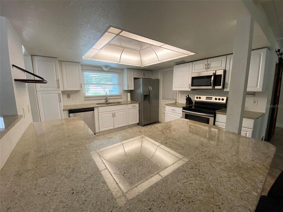 合同活跃: $439,000 (3 贝兹, 2 浴室, 1559 平方英尺)