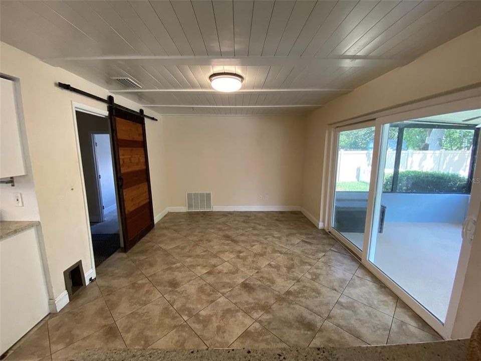 合同活跃: $439,000 (3 贝兹, 2 浴室, 1559 平方英尺)