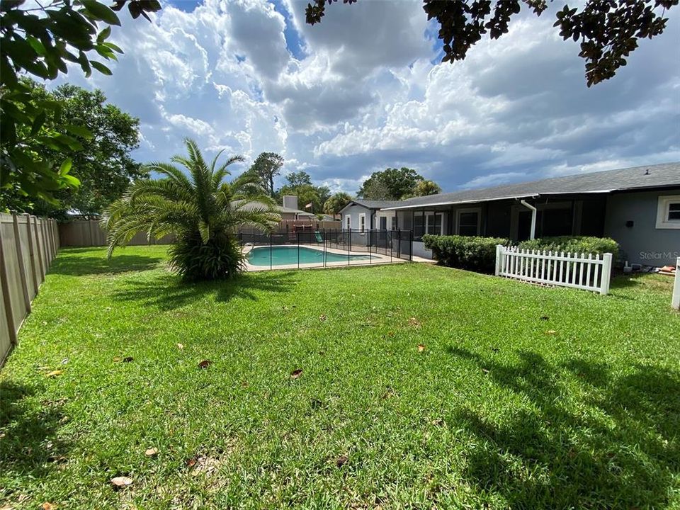 合同活跃: $439,000 (3 贝兹, 2 浴室, 1559 平方英尺)