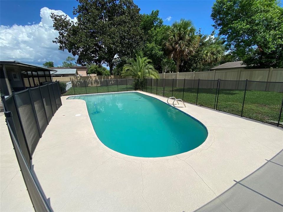 合同活跃: $439,000 (3 贝兹, 2 浴室, 1559 平方英尺)