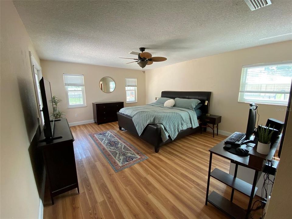 合同活跃: $439,000 (3 贝兹, 2 浴室, 1559 平方英尺)