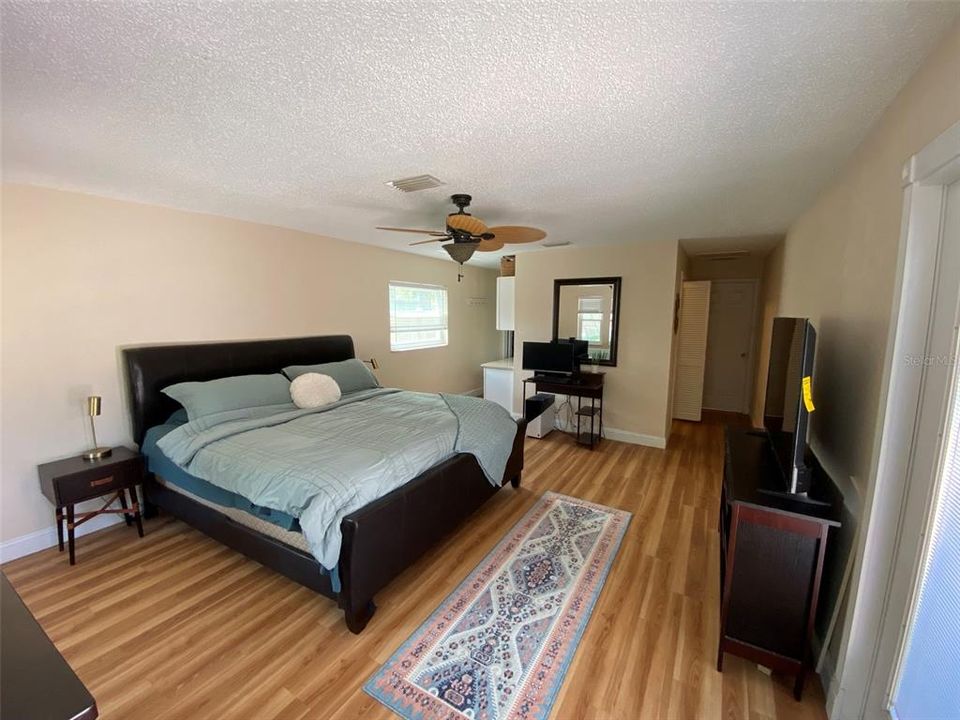 合同活跃: $439,000 (3 贝兹, 2 浴室, 1559 平方英尺)