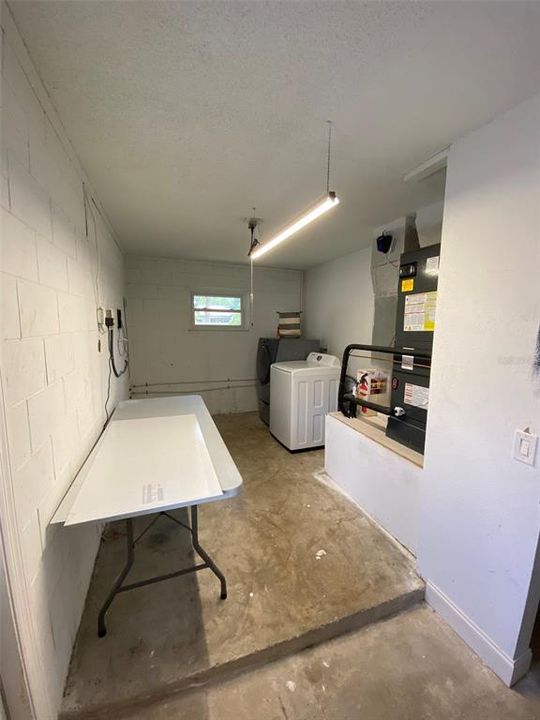 合同活跃: $439,000 (3 贝兹, 2 浴室, 1559 平方英尺)