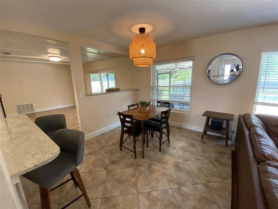 合同活跃: $439,000 (3 贝兹, 2 浴室, 1559 平方英尺)