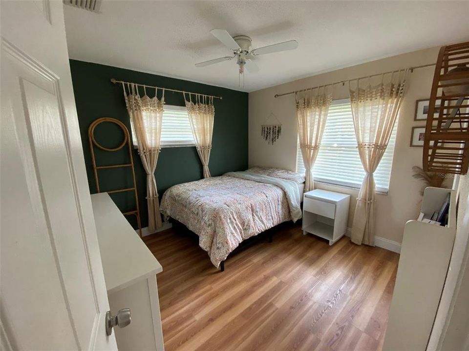 合同活跃: $439,000 (3 贝兹, 2 浴室, 1559 平方英尺)