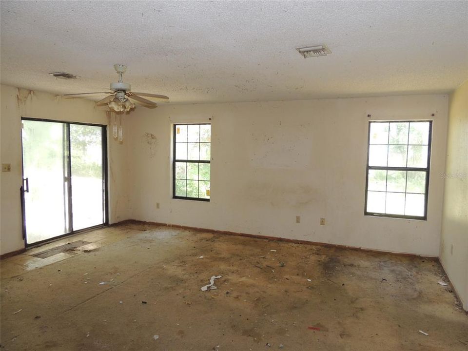 Activo con contrato: $310,000 (5 camas, 3 baños, 2850 Pies cuadrados)